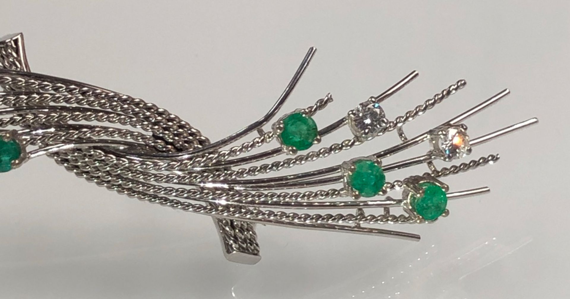 Brooch in white gold 590. With 4 diamonds and 6 emeralds. - Image 3 of 10