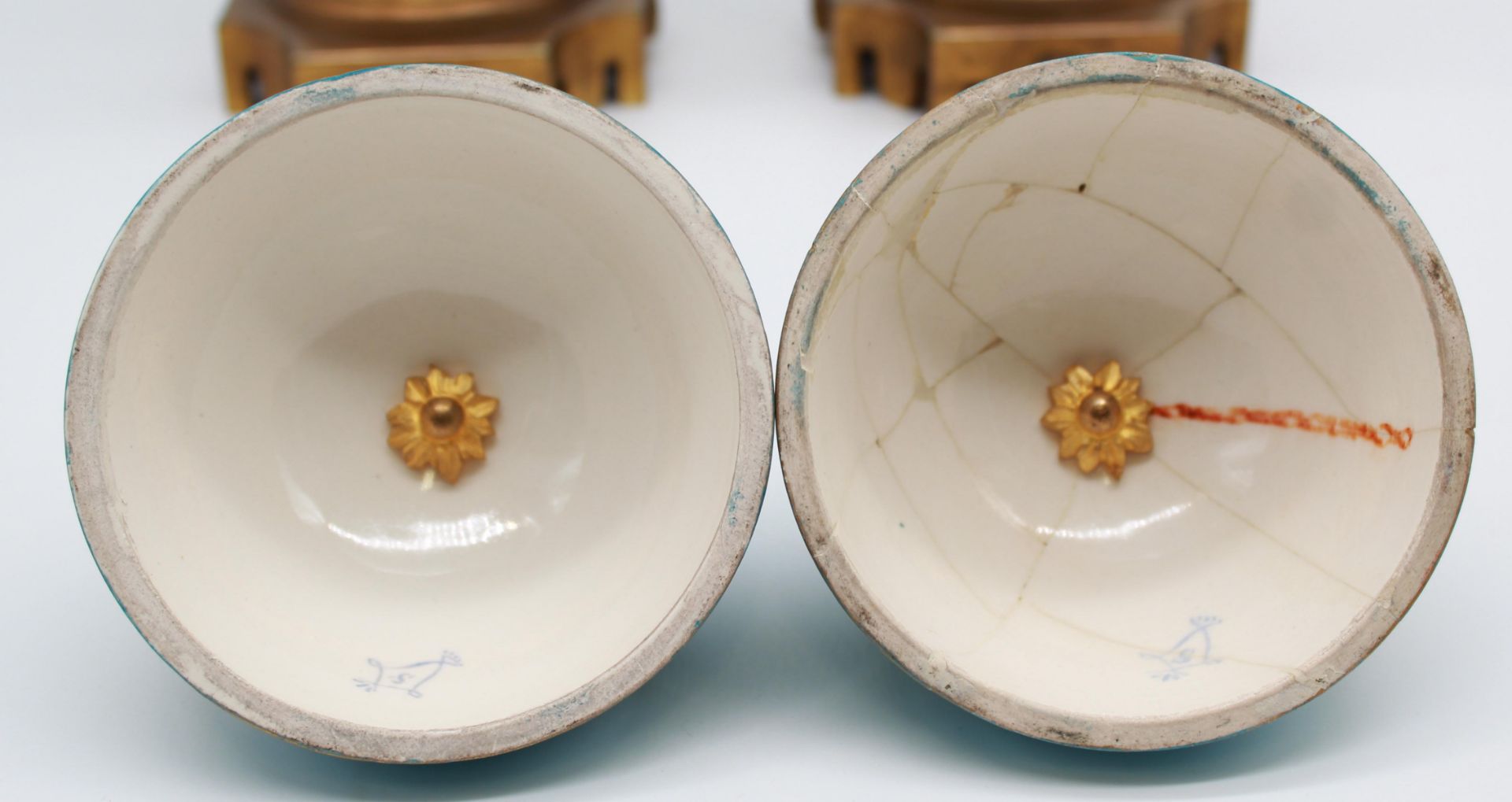 Two lidded cups around 1900. Porcelain. With "bronze dore" mounts. - Image 11 of 12