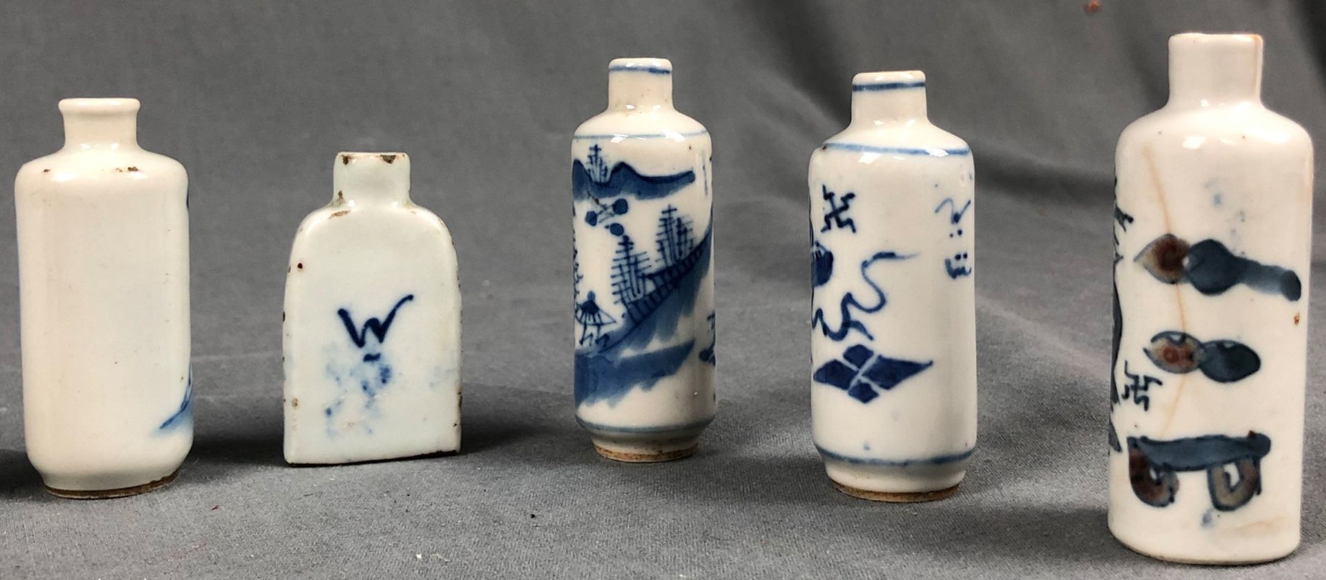 9 porcelain snuff bottles, probably China, old Qing. - Bild 19 aus 21