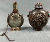 2 Snuff Bottles. Wohl Tibet, China antik.