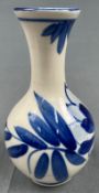 Kleine Vase. Wohl China, Japan alt.