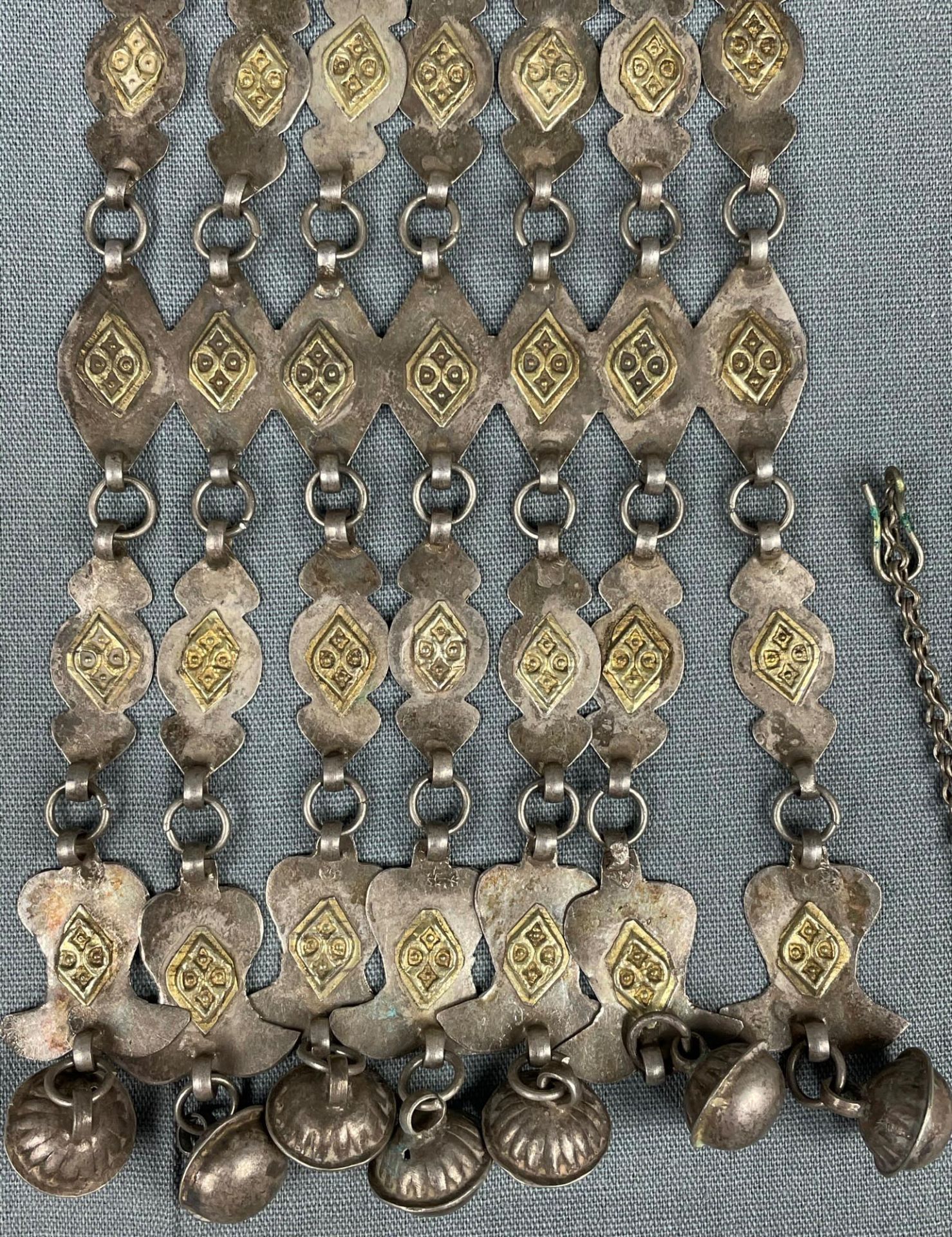 5 Teile Turkmenen schmuck. Wohl Zentralasien antik. - Image 5 of 13