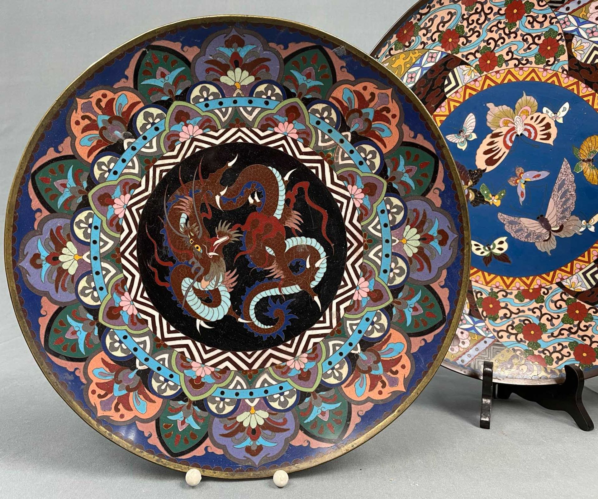 3 Cloisonné Platten. Wohl Japan, China alt. Bis 36,5 cm Durchmesser. - Bild 2 aus 22
