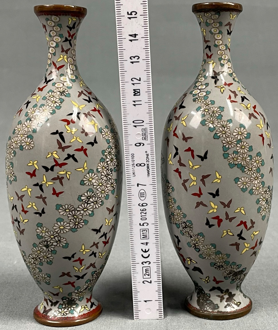 2 Filigrane Cloisonné Vasen. Grau Grundig mit Vögeln. - Image 7 of 7