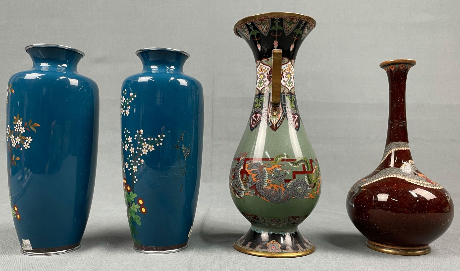 4 Vasen. Cloisonné. Wohl Japan alt. Bis 23 cm hoch. - Bild 2 aus 19