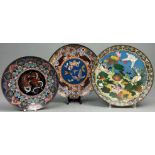 3 Cloisonné Platten. Wohl Japan, China alt. Bis 36,5 cm Durchmesser.