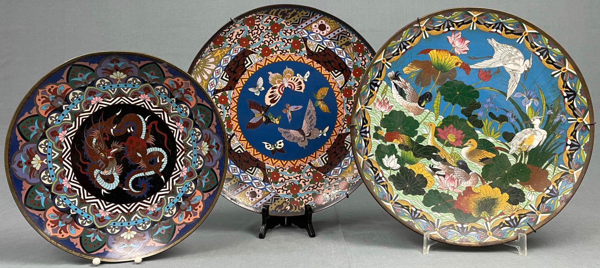 3 Cloisonné Platten. Wohl Japan, China alt. Bis 36,5 cm Durchmesser.