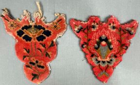 2 x Tierkopfschmuck - Dreiecke. Handgeknüpft. Tibet, antik.