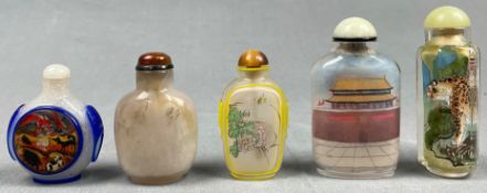 5 Snuff Bottles. Auch Glas mit Malerei.