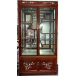 Vitrine. Wohl China alt. Mit Perlmutt?