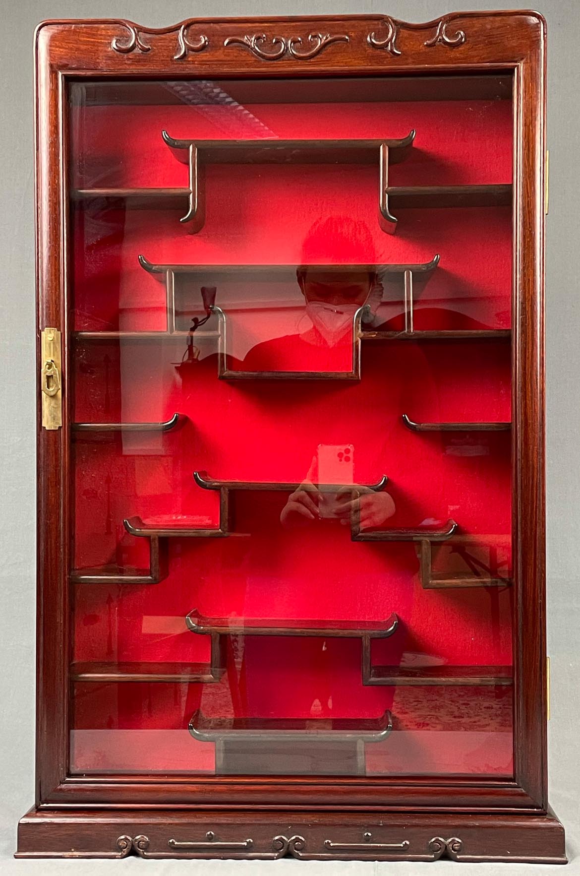 Wandvitrine. Wohl China alt. Größer.