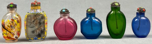 6 Snuff Bottles. Wohl Glas teils innen bemalt. Wohl China antik.