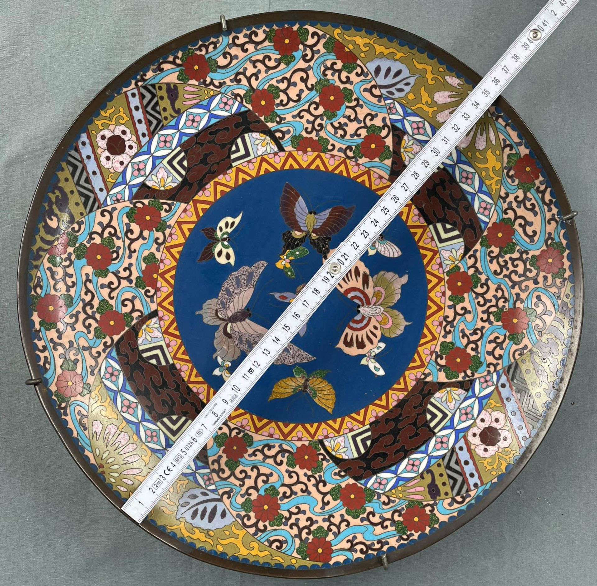 3 Cloisonné Platten. Wohl Japan, China alt. Bis 36,5 cm Durchmesser. - Image 22 of 22