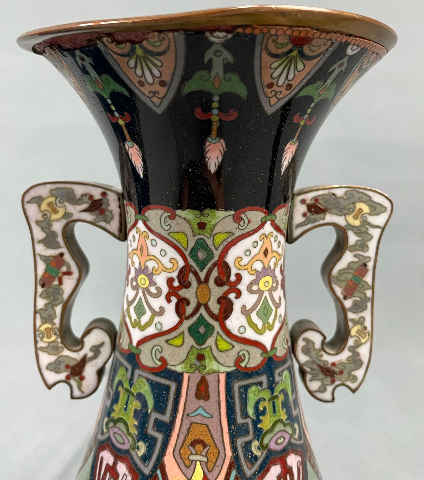 4 Vasen. Cloisonné. Wohl Japan alt. Bis 23 cm hoch. - Image 11 of 19