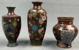 3 Cloisonné Vasen. Wohl Japan, China antik. Bis 18,5 cm hoch.