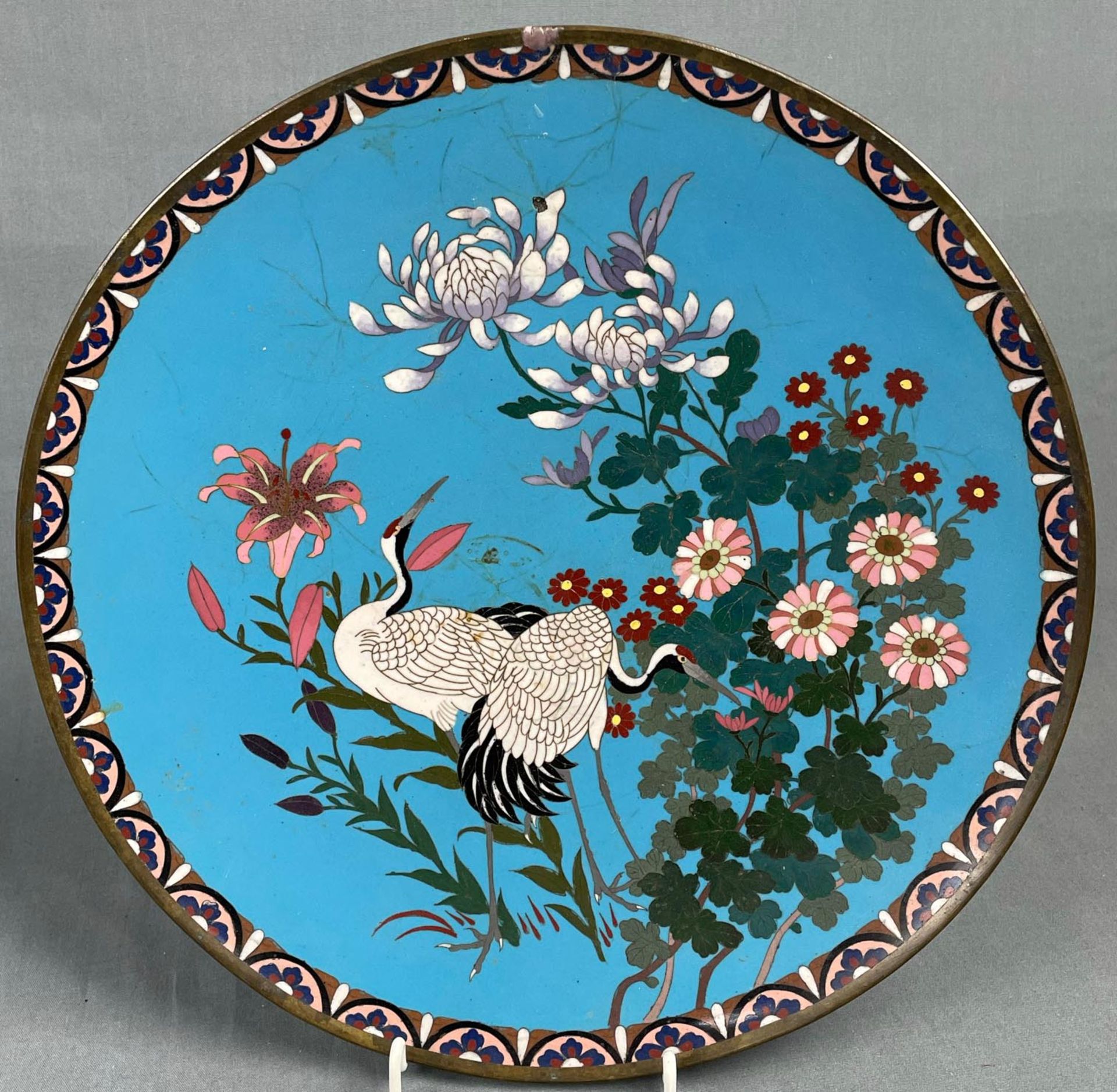 3 Cloisonné Platten. Wohl Japan, China alt. Bis 36,5 cm Durchmesser. - Image 9 of 34