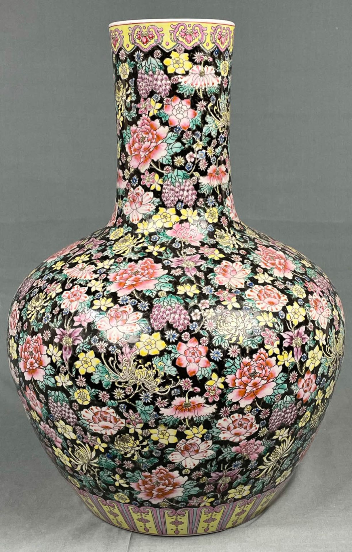 China. Porzellan. Vase. Stempelmarke circa 1930 - 1950. 53 cm hoch.