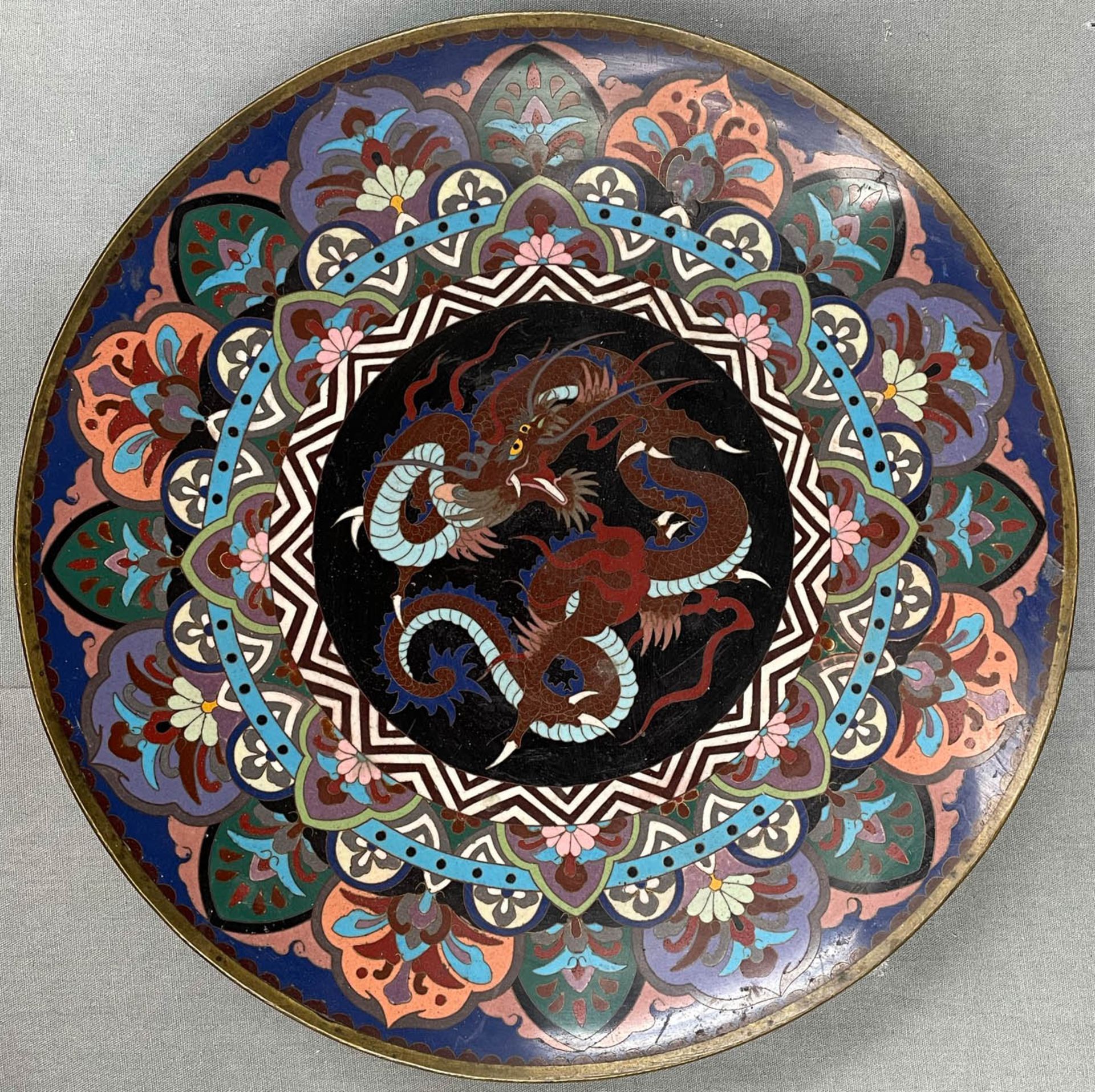 3 Cloisonné Platten. Wohl Japan, China alt. Bis 36,5 cm Durchmesser. - Image 3 of 22