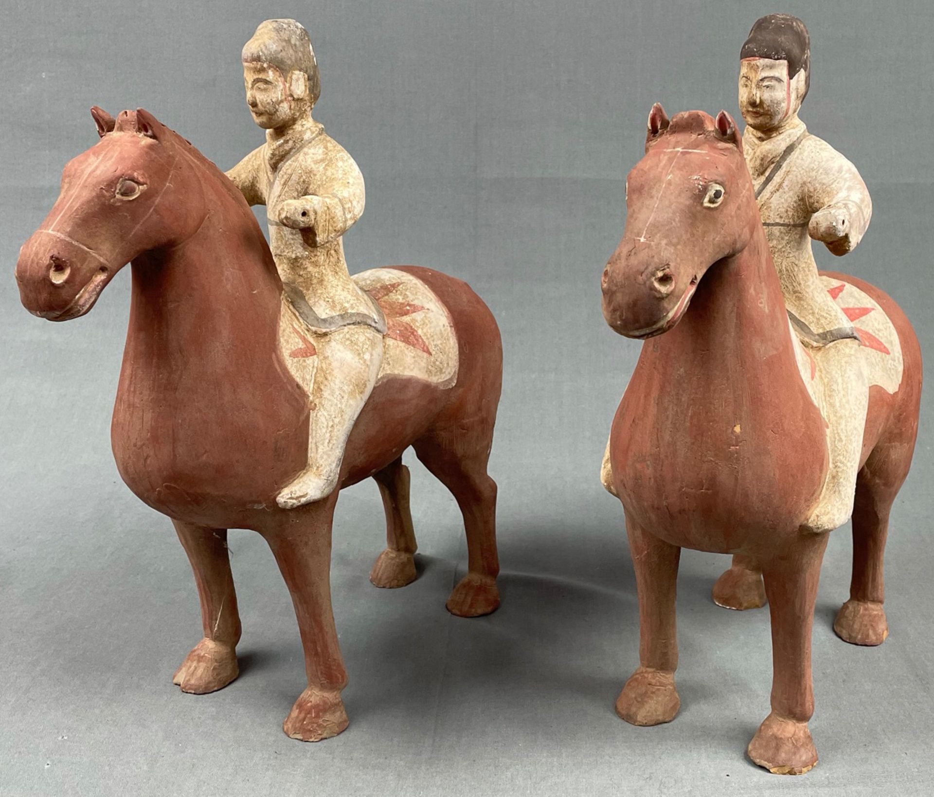 2 Reiter auf Pferd, Steingut. Terrakotta. Wohl China alt.