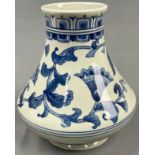 Vase. Blau / Weiß Porzellan. Marke. Wohl China antik.