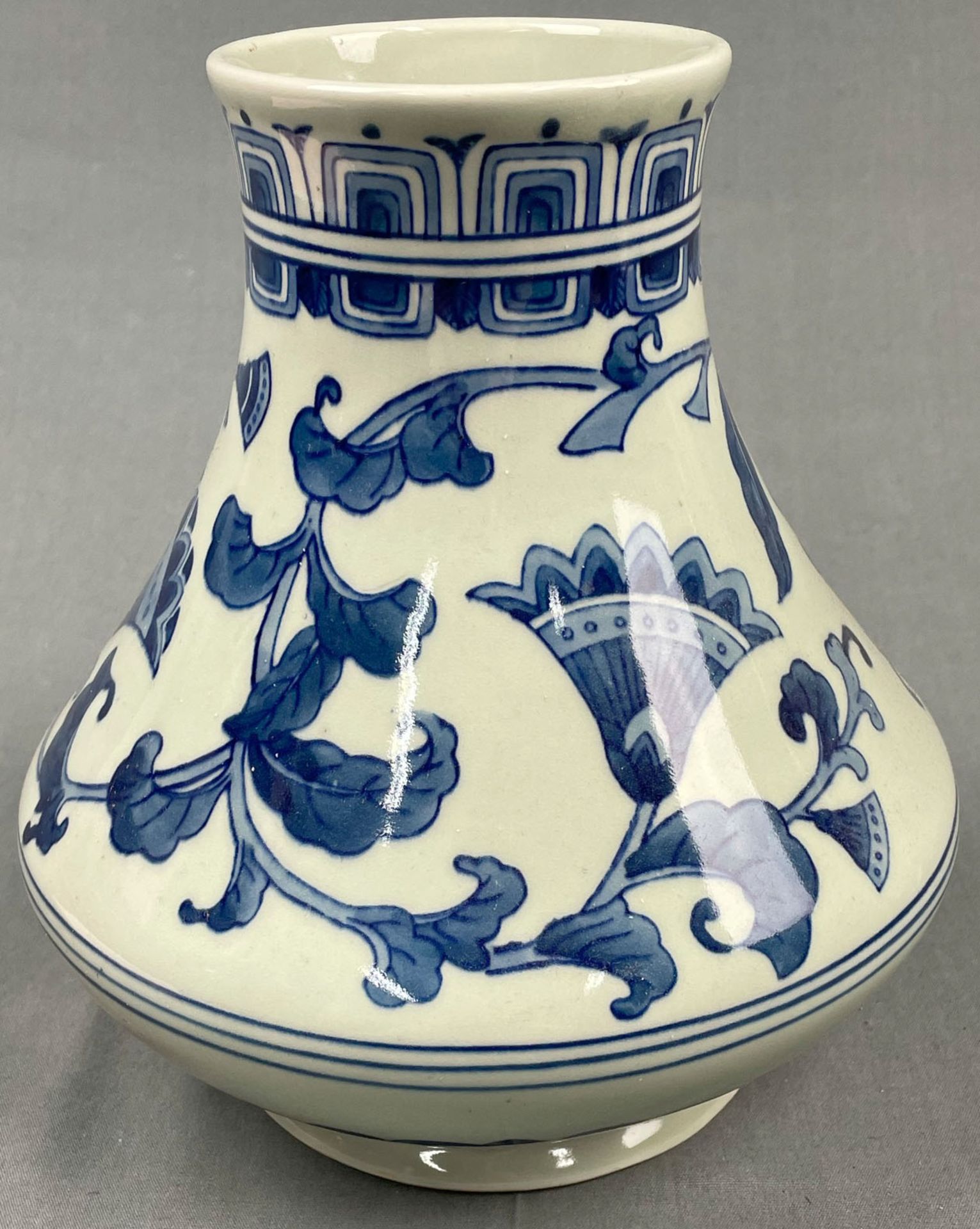Vase. Blau / Weiß Porzellan. Marke. Wohl China antik.