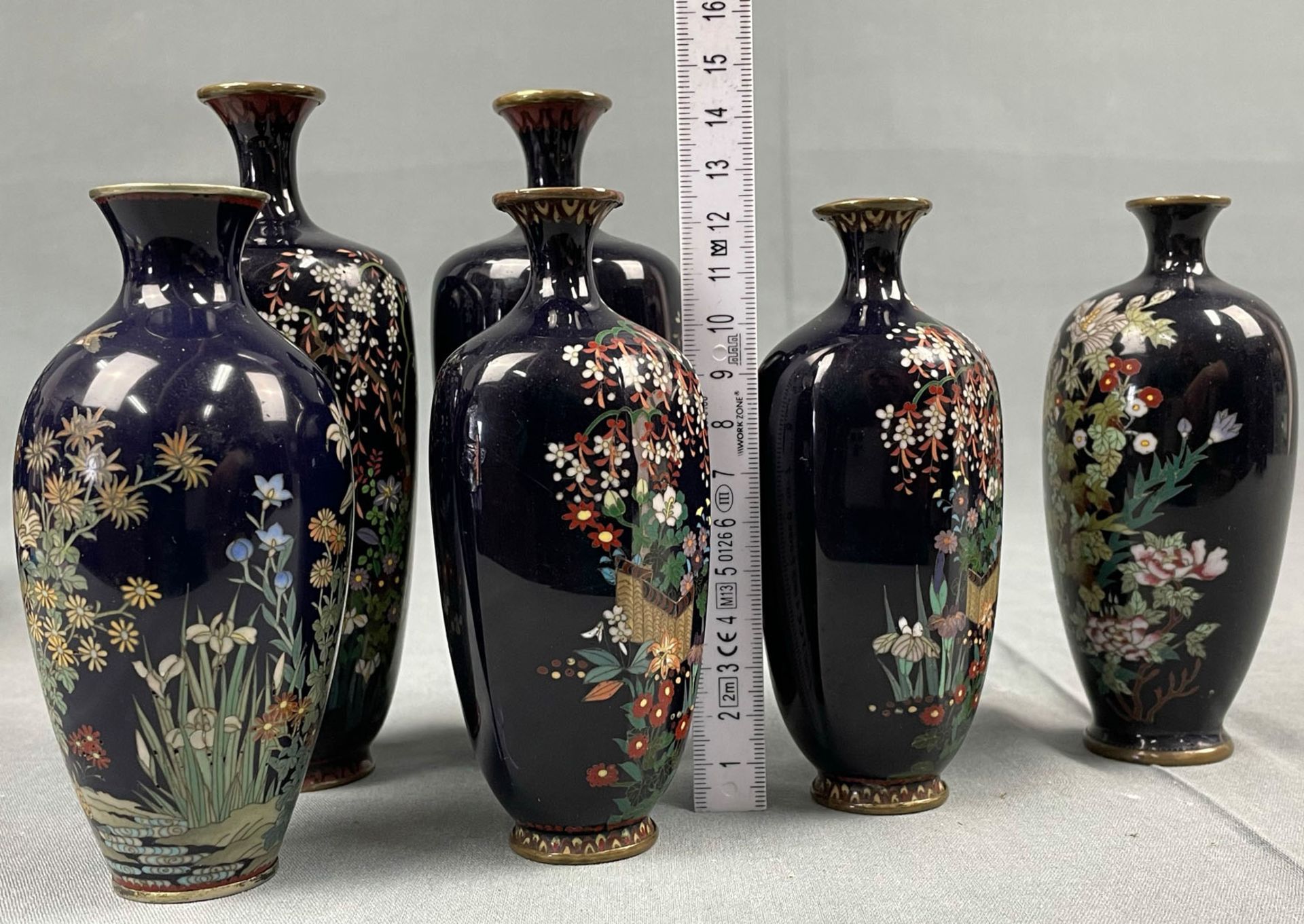 18 Cloisonné Vasen. Wohl Japan, China alt. Mit blauem Fond. - Image 17 of 23