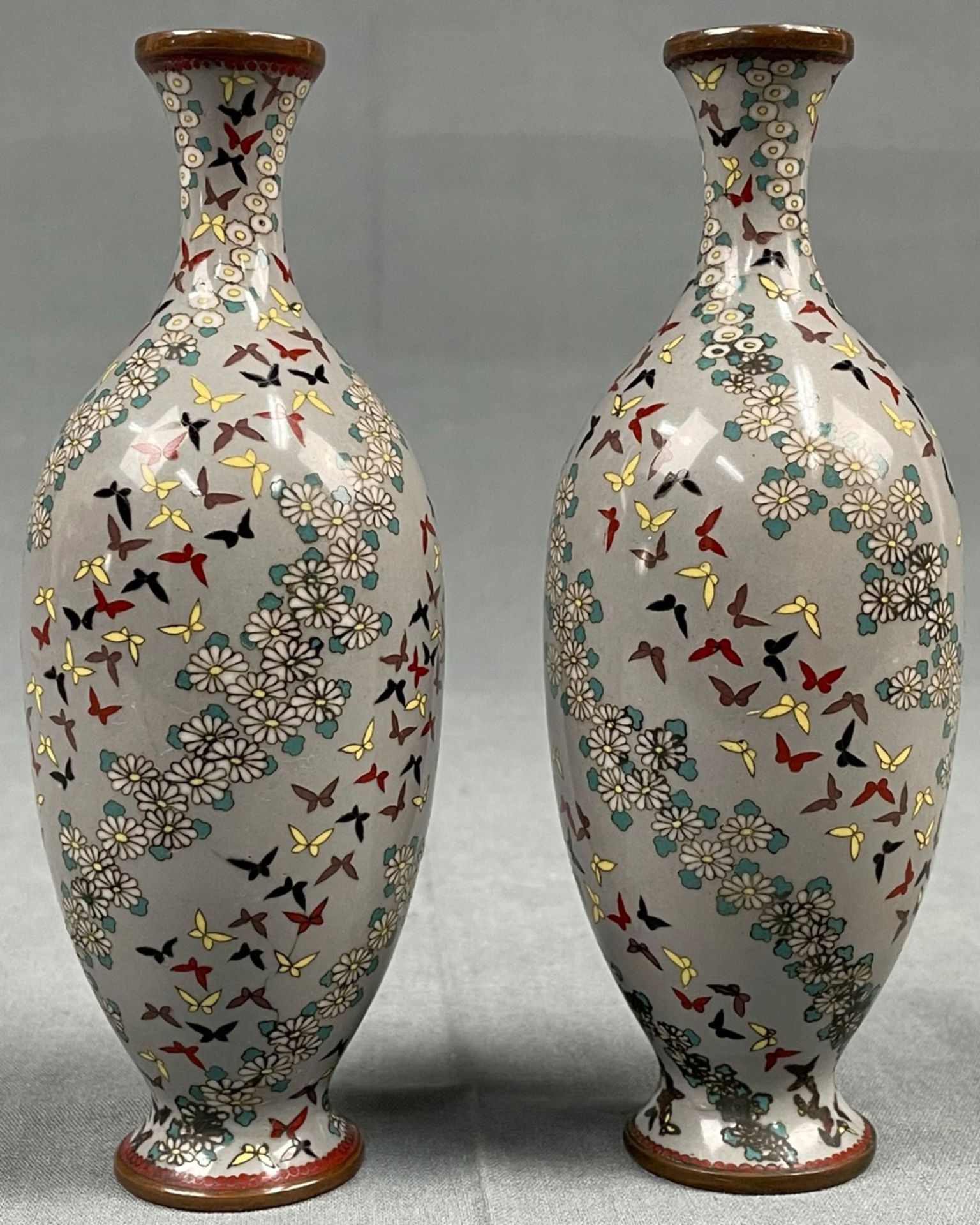 2 Filigrane Cloisonné Vasen. Grau Grundig mit Vögeln. - Image 4 of 7