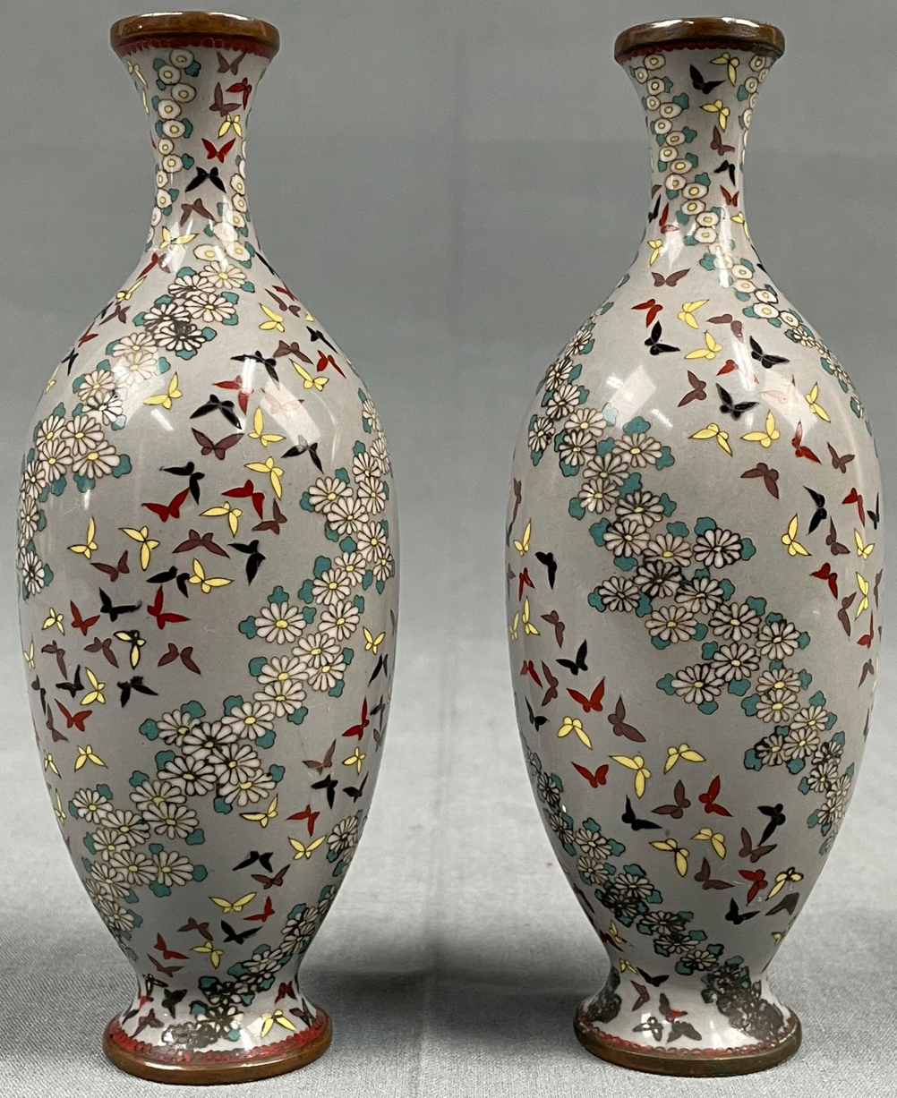 2 Filigrane Cloisonné Vasen. Grau Grundig mit Vögeln. - Image 2 of 7