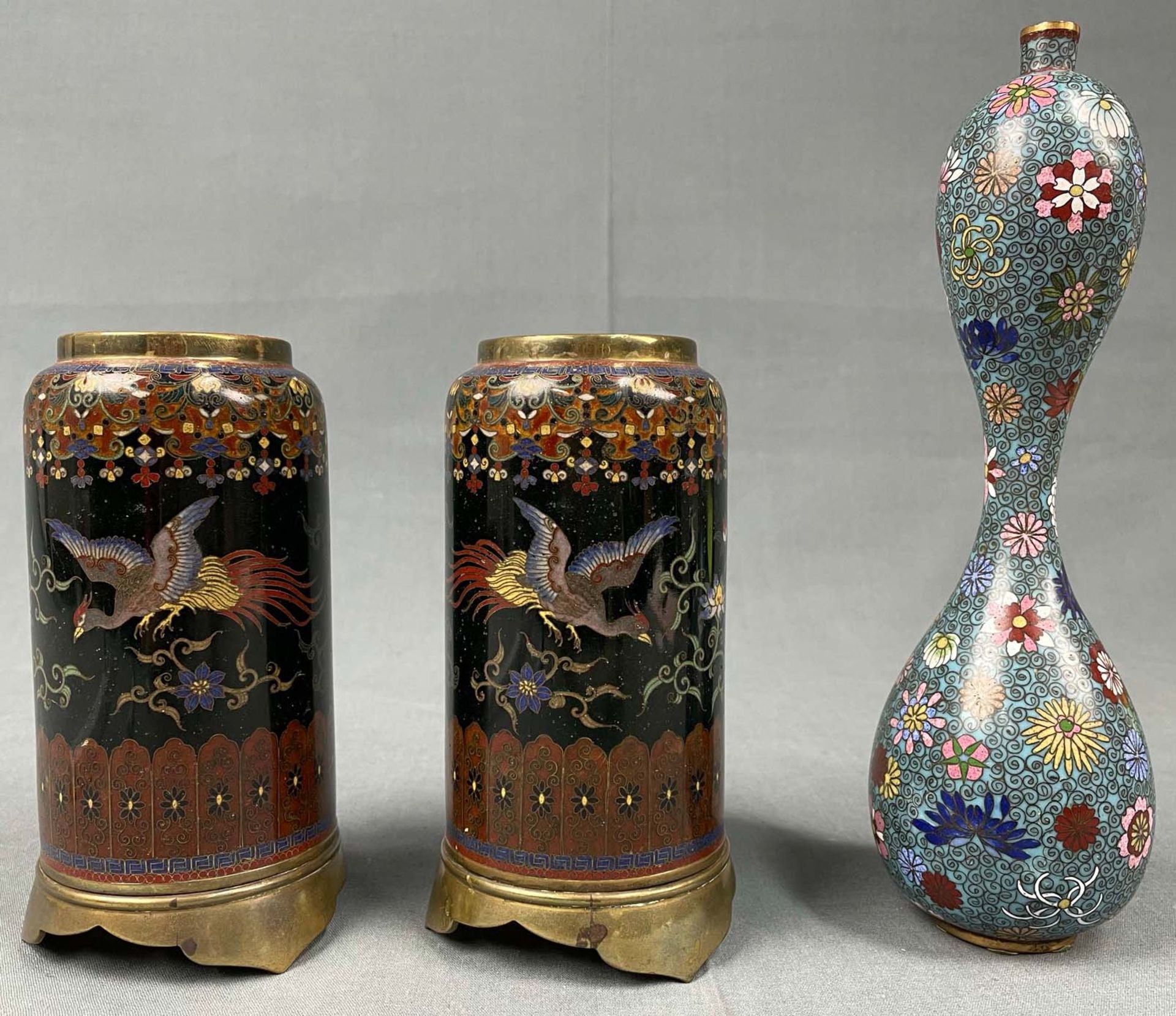 3 Gefäße Cloisonné. Wohl Japan , China antik.