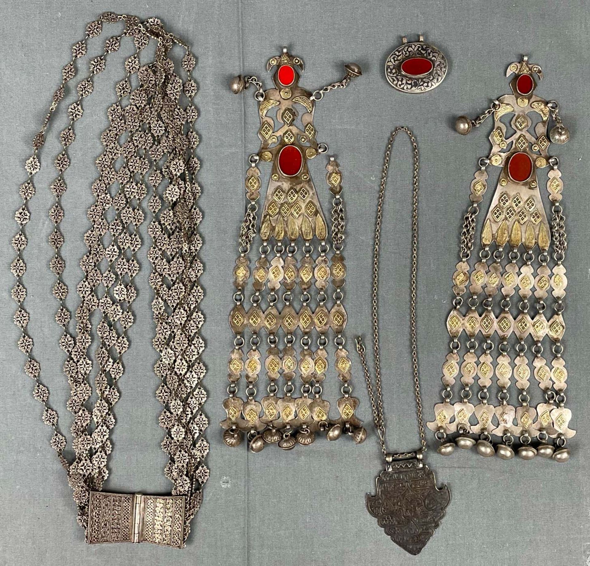 5 Teile Turkmenen schmuck. Wohl Zentralasien antik.