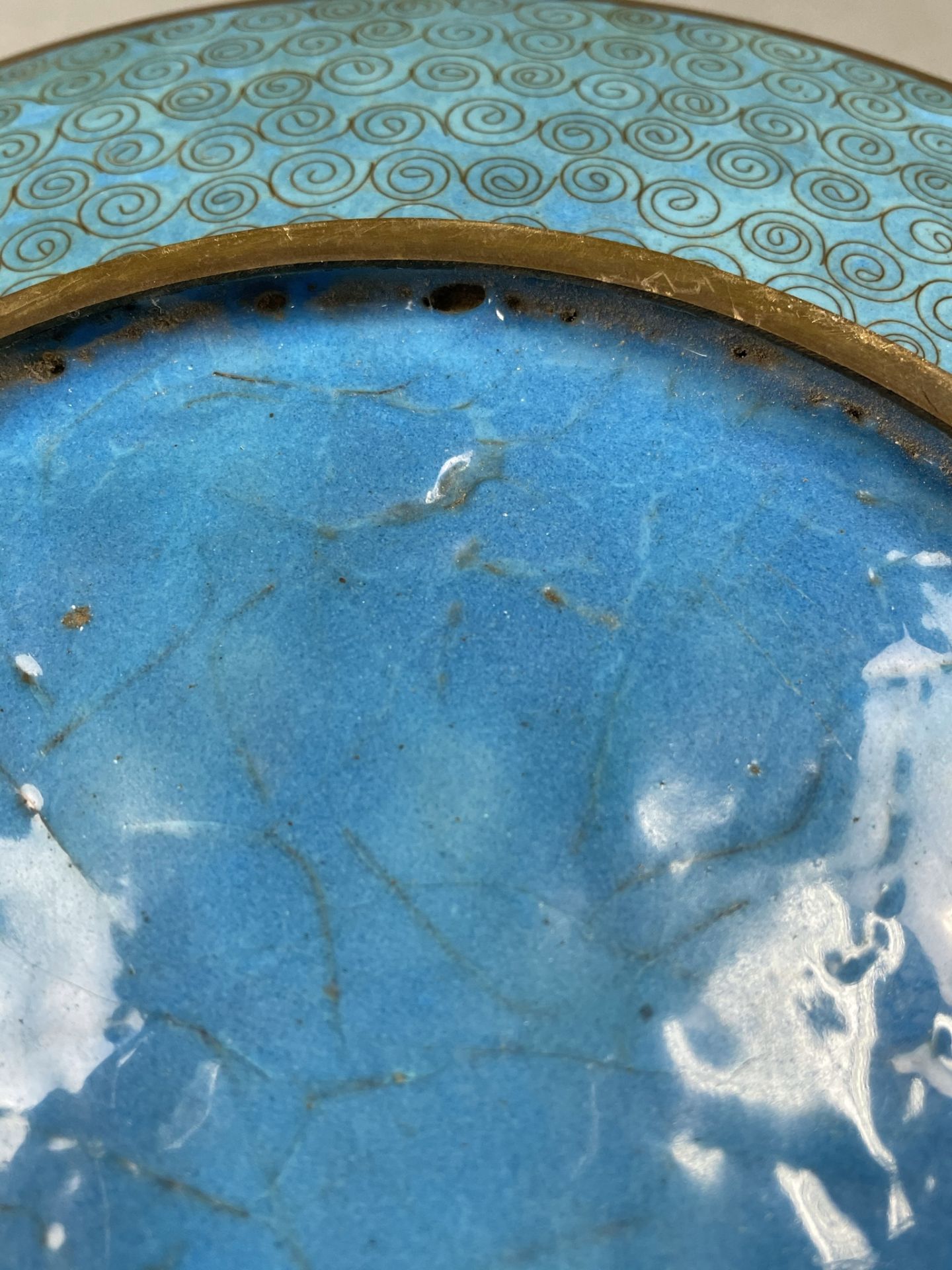 3 Cloisonné Platten. Wohl Japan, China alt. Bis 36,5 cm Durchmesser. - Image 31 of 34