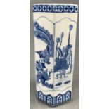 Achteckige Porzellanvase. Wohl China, Japan alt.