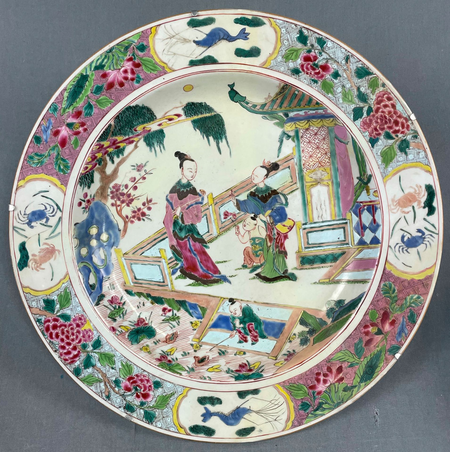 Große Platte. Porzellan. Wohl China antik.