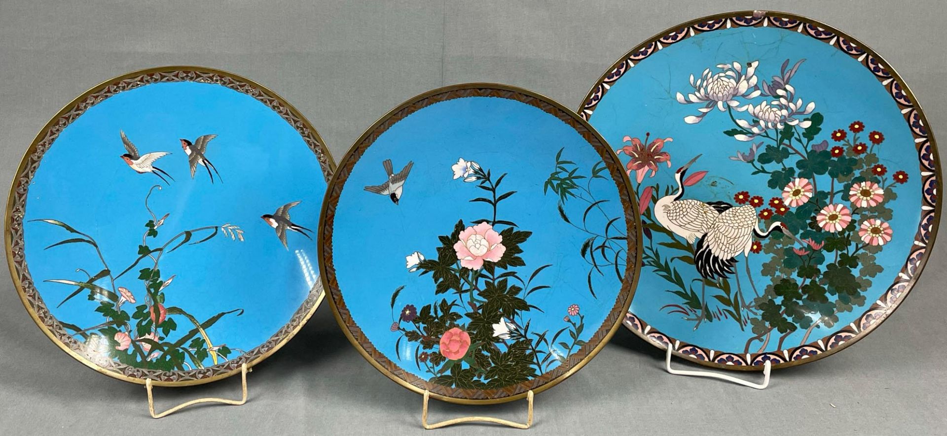 3 Cloisonné Platten. Wohl Japan, China alt. Bis 36,5 cm Durchmesser.