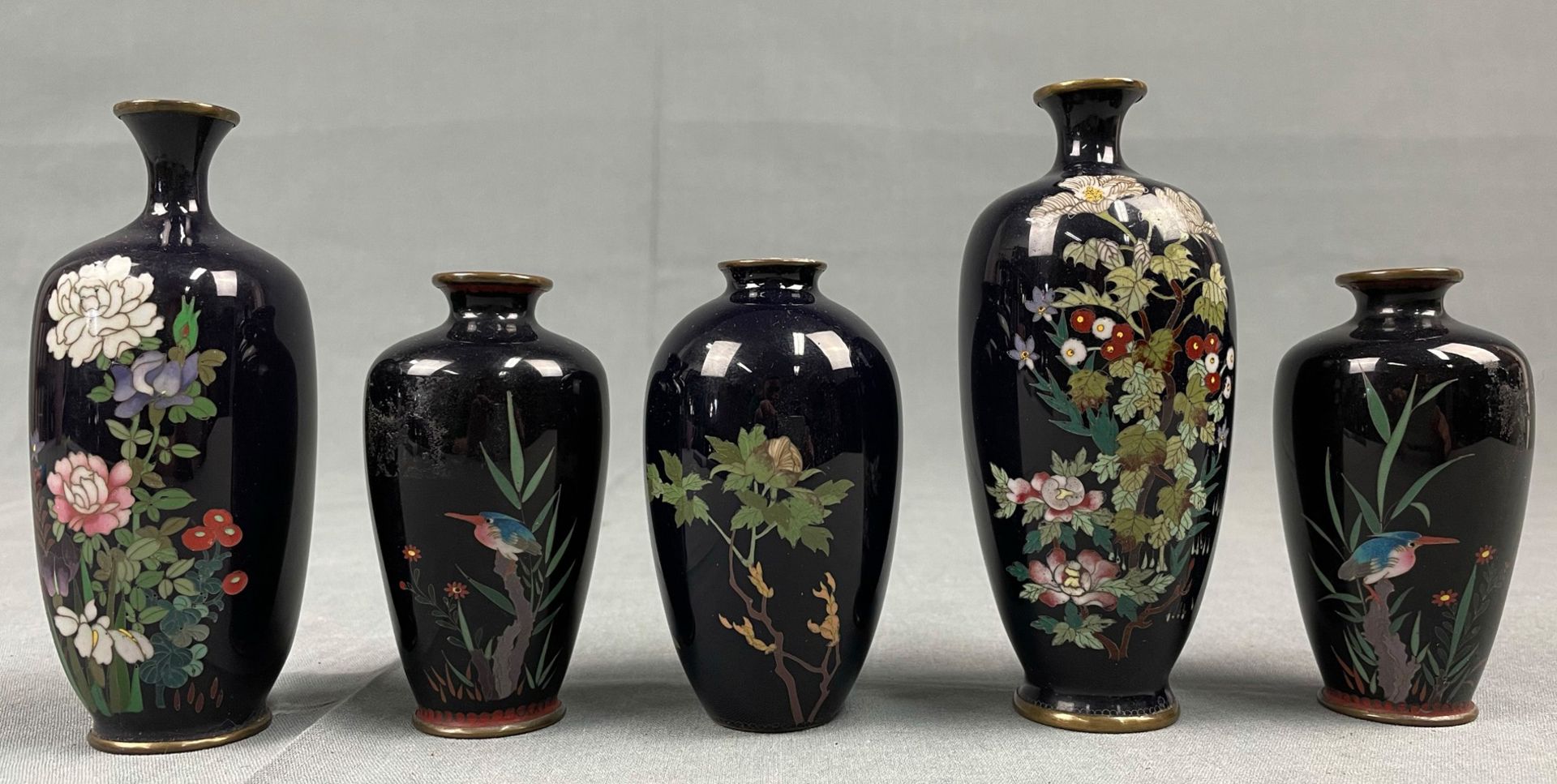 18 Cloisonné Vasen. Wohl Japan, China alt. Mit blauem Fond. - Image 18 of 23