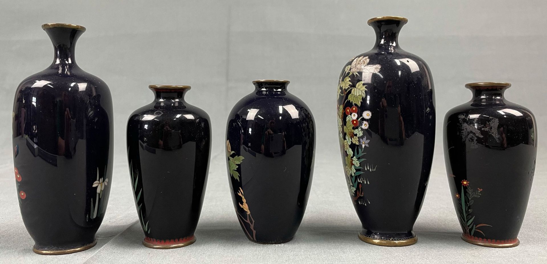 18 Cloisonné Vasen. Wohl Japan, China alt. Mit blauem Fond. - Image 19 of 23