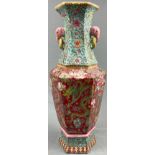 Henkelvase mit Drachen und Kranichen. Wohl China, Japan.