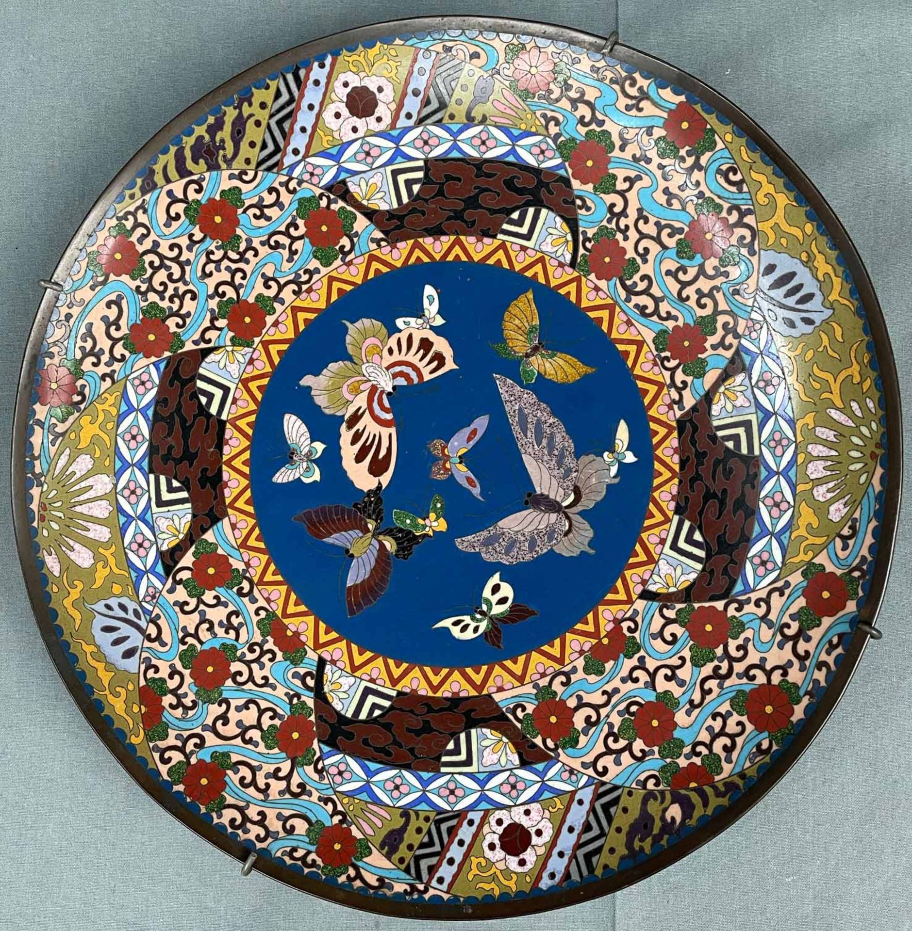 3 Cloisonné Platten. Wohl Japan, China alt. Bis 36,5 cm Durchmesser. - Image 7 of 22