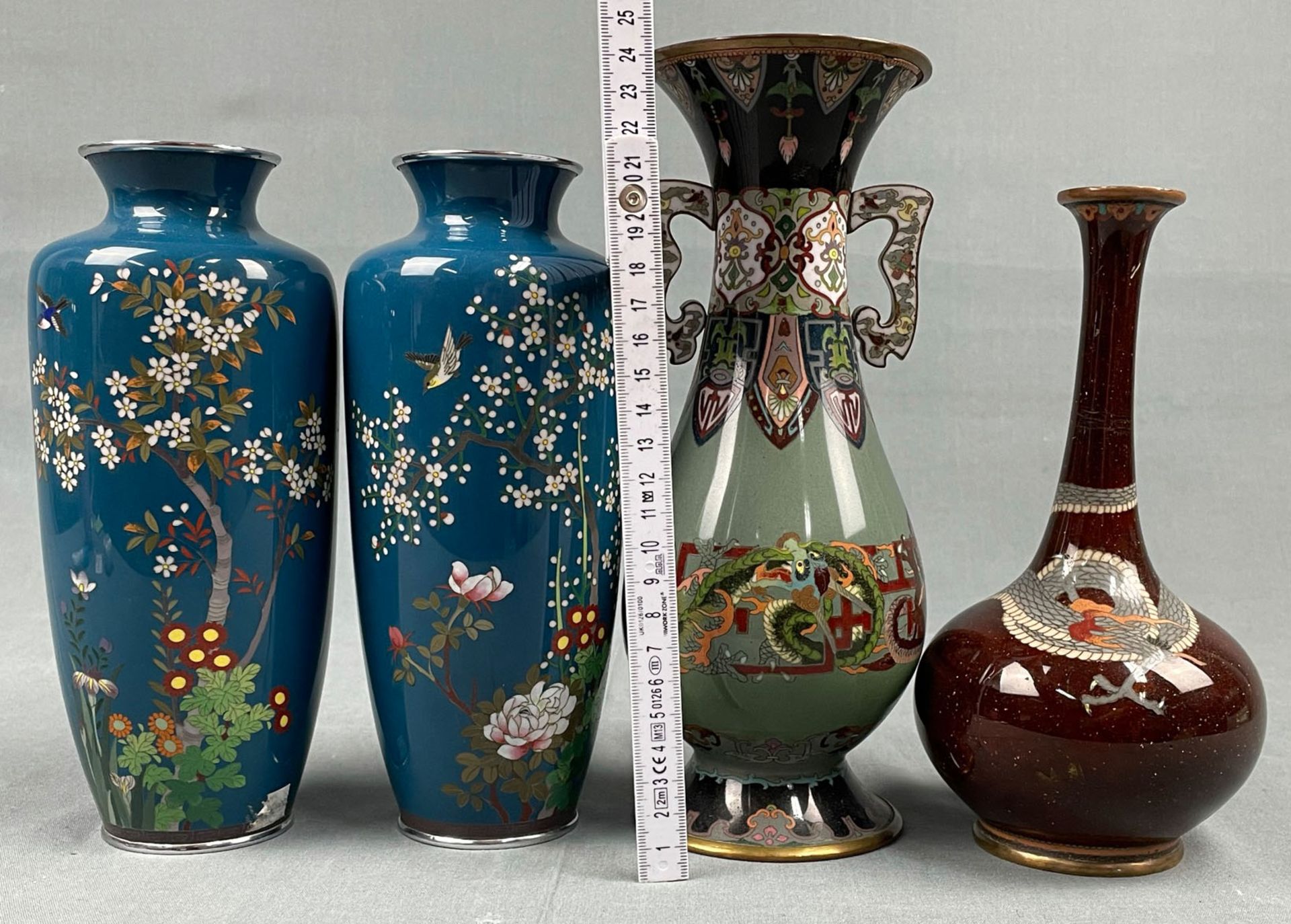 4 Vasen. Cloisonné. Wohl Japan alt. Bis 23 cm hoch. - Bild 19 aus 19