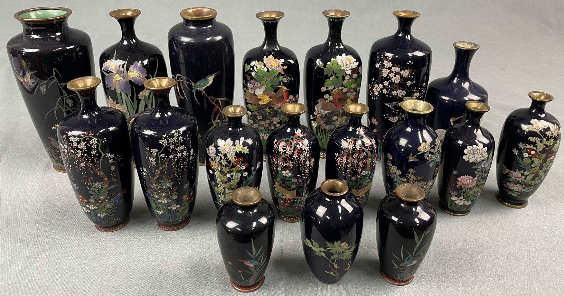 18 Cloisonné Vasen. Wohl Japan, China alt. Mit blauem Fond.