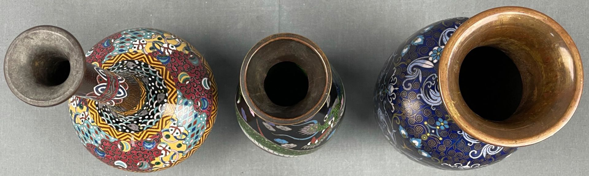 3 Vasen Cloisonné. Wohl Japan, China alt. Auch Drachen mit 3 Klauen. - Bild 6 aus 14