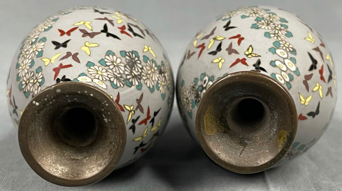 2 Filigrane Cloisonné Vasen. Grau Grundig mit Vögeln. - Image 5 of 7
