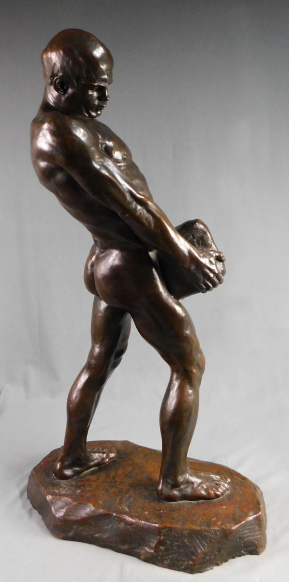 UNDEUTLICH SIGNIERT (XIX - XX). Bronzefigur, Mann mit Stein. - Image 7 of 14