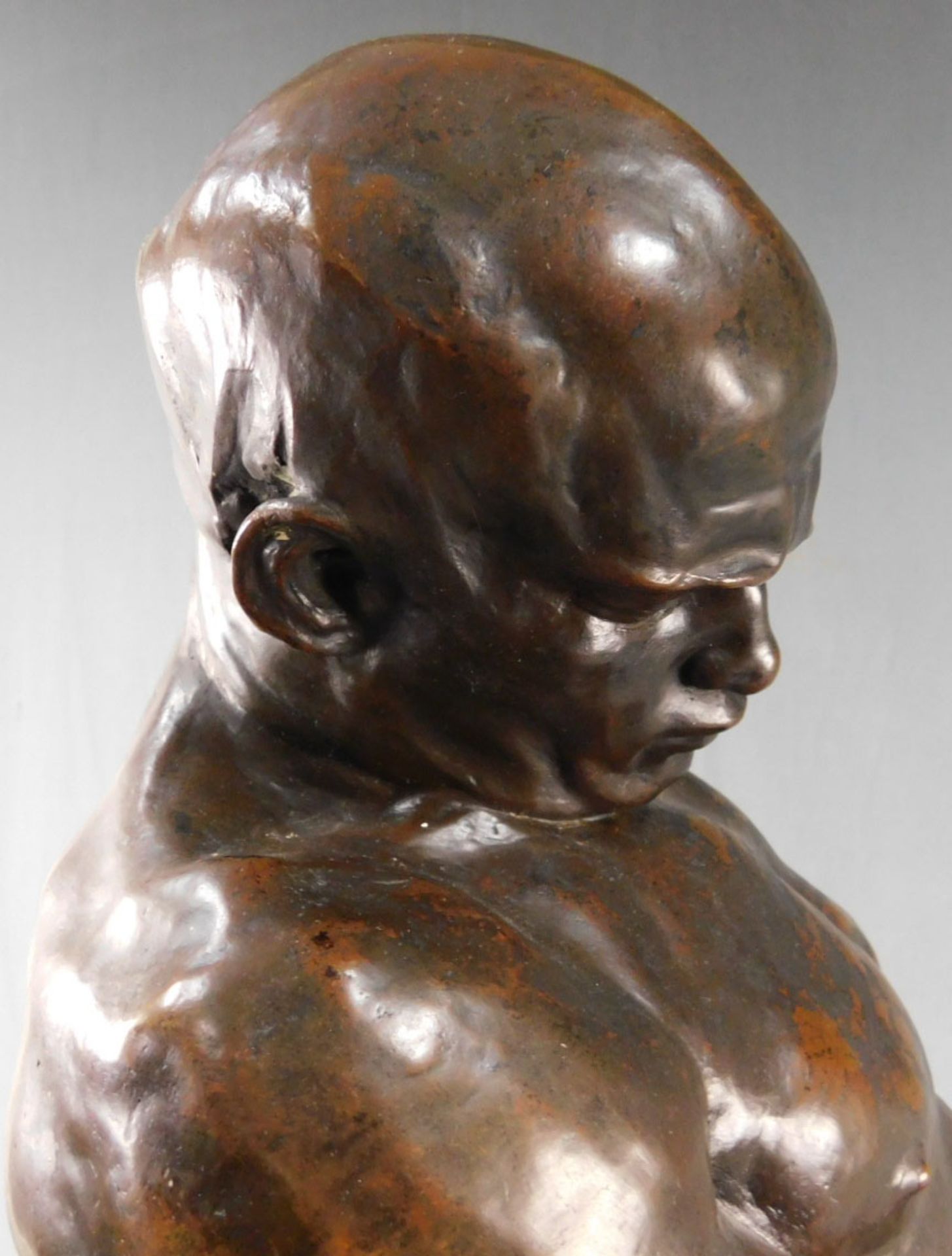 UNDEUTLICH SIGNIERT (XIX - XX). Bronzefigur, Mann mit Stein. - Image 9 of 14