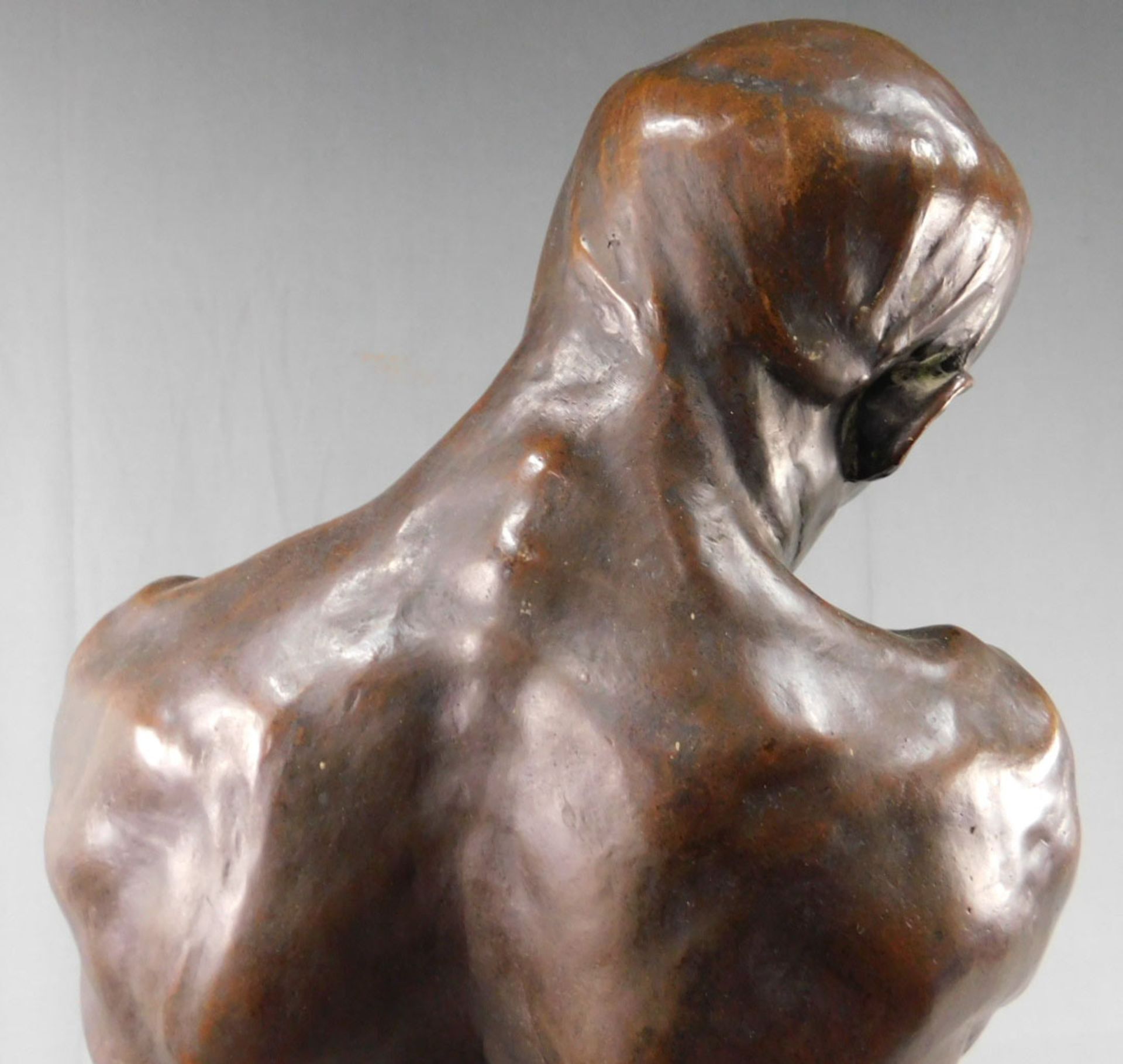 UNDEUTLICH SIGNIERT (XIX - XX). Bronzefigur, Mann mit Stein. - Image 10 of 14