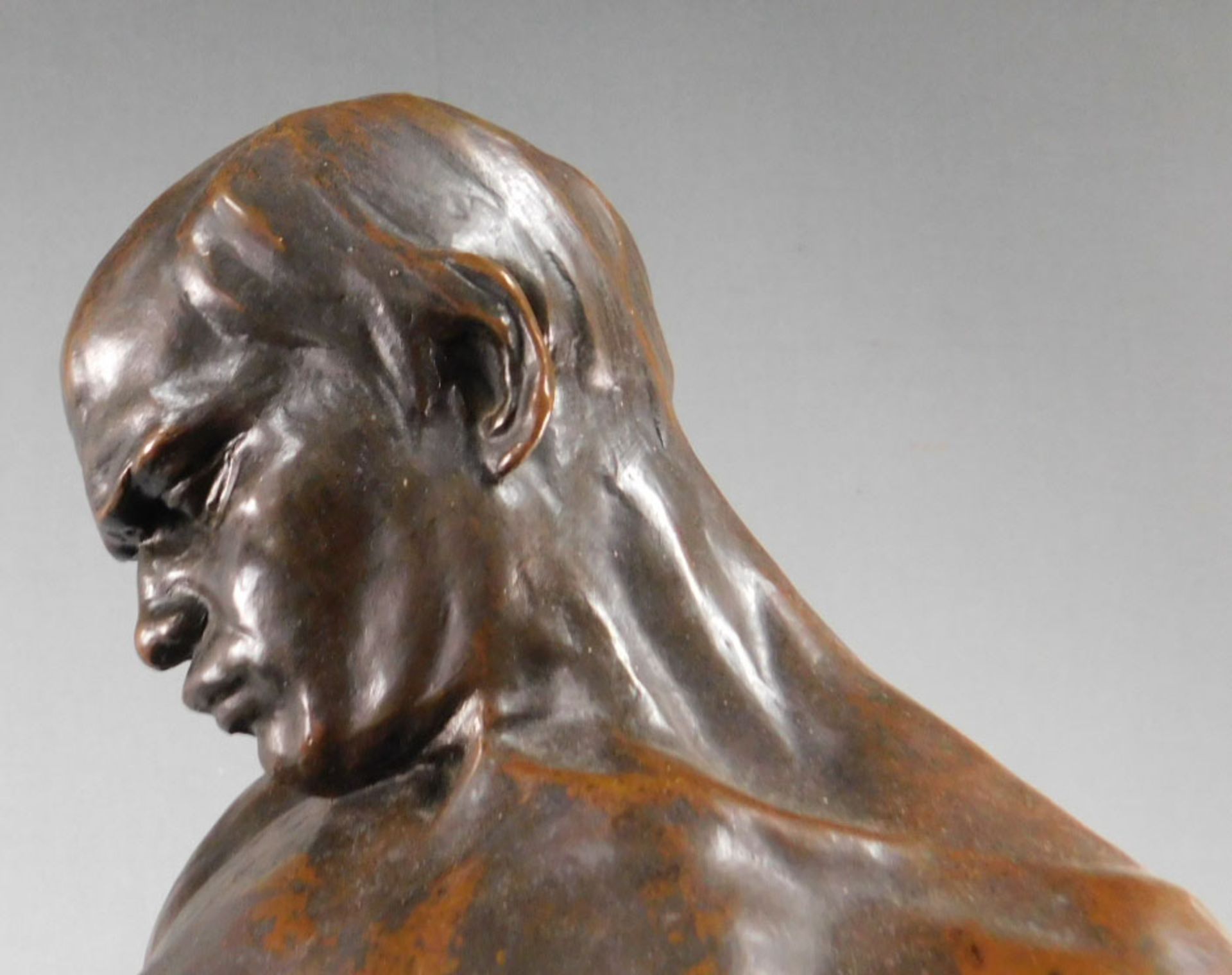 UNDEUTLICH SIGNIERT (XIX - XX). Bronzefigur, Mann mit Stein. - Image 13 of 14
