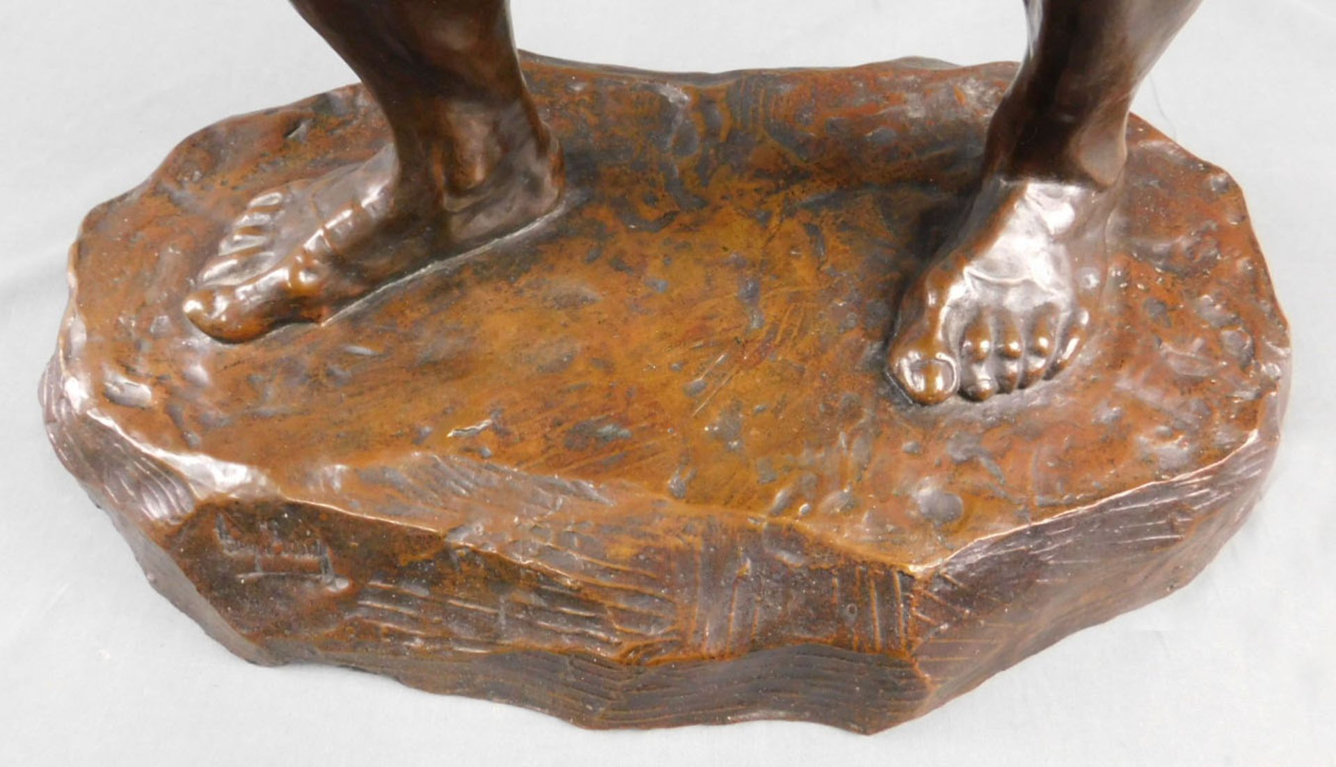 UNDEUTLICH SIGNIERT (XIX - XX). Bronzefigur, Mann mit Stein. - Image 14 of 14