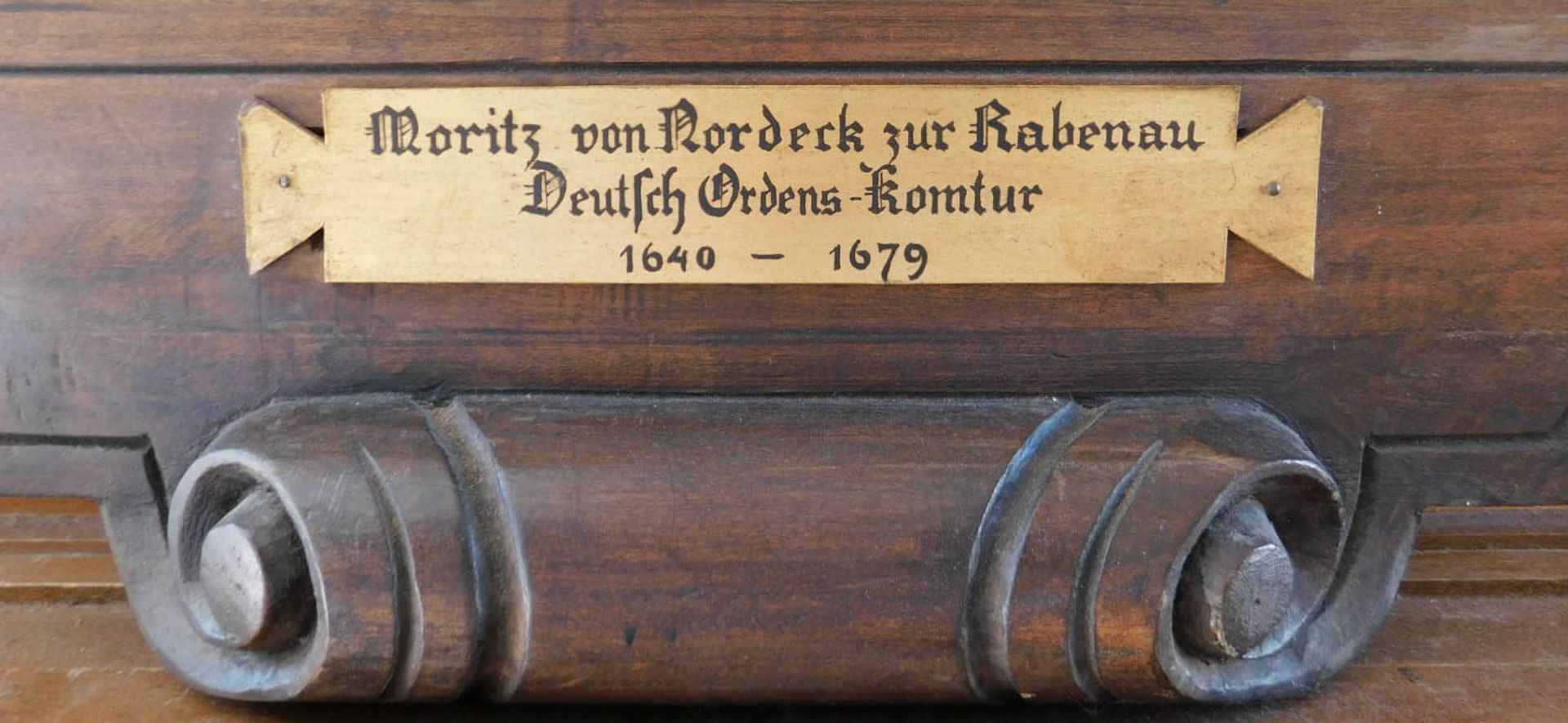 PORTRAITIST (XIX - XX). Ritter Halbportrait mit Orden und Wappen. - Image 10 of 15