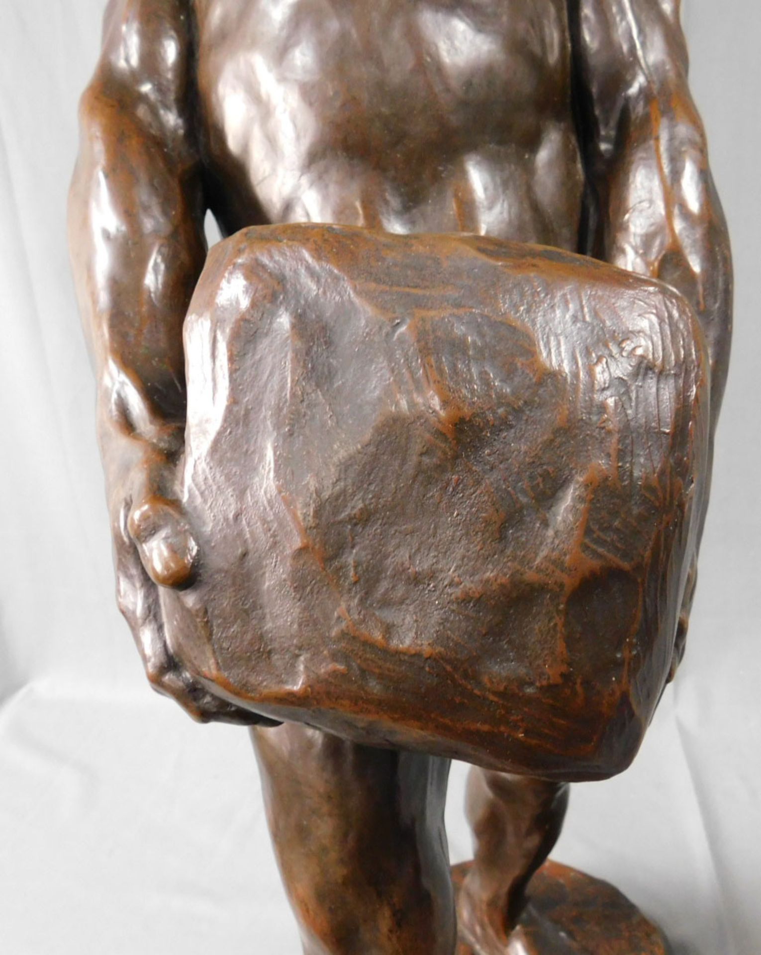 UNDEUTLICH SIGNIERT (XIX - XX). Bronzefigur, Mann mit Stein. - Image 5 of 14
