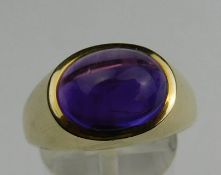 Ring Gelb Gold 585 mit Amethyst Cabochon.